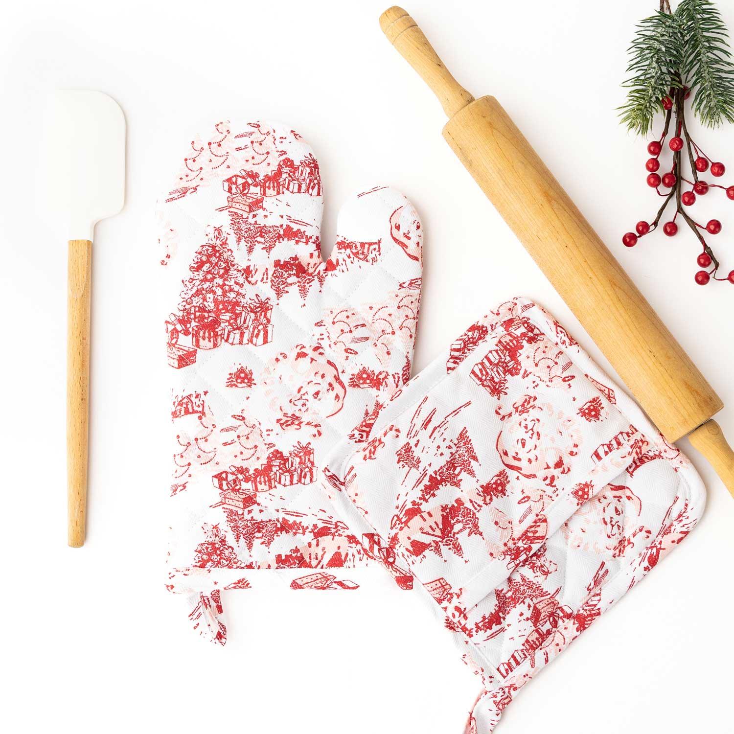 8 Oak Lane Santa Toile Oven Mitt Set